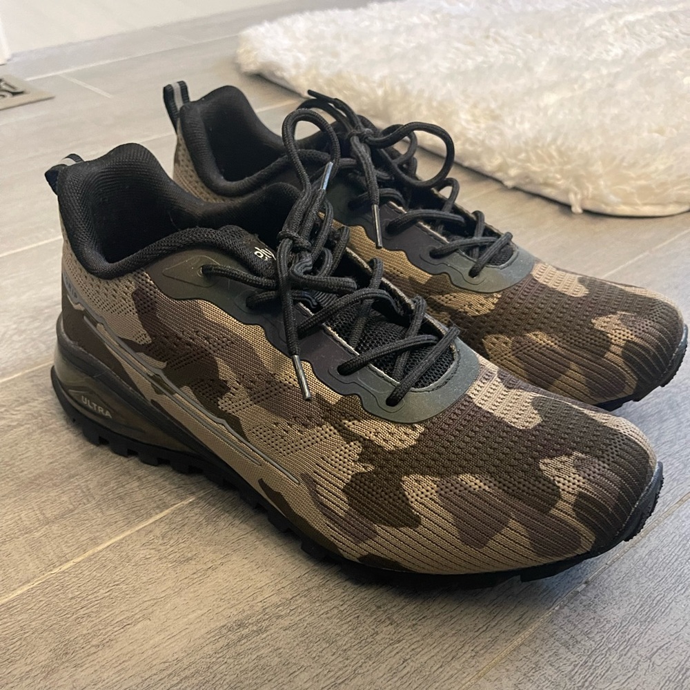 Camo cross training/running shoe